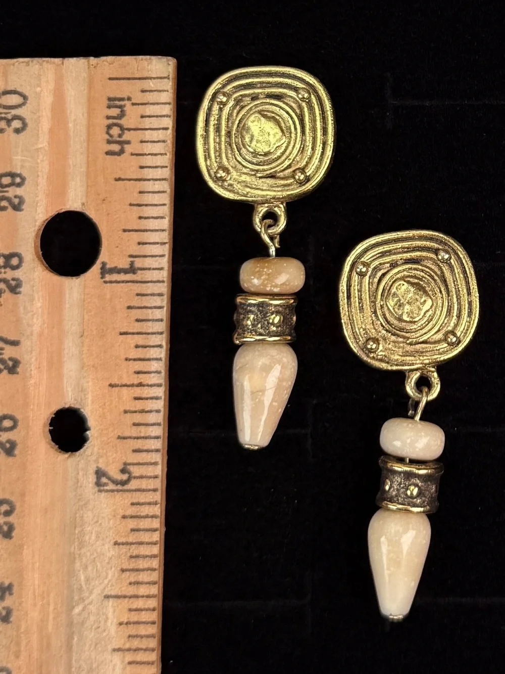 Goldtone and Cream Artesian Dangle Pierced Earrings